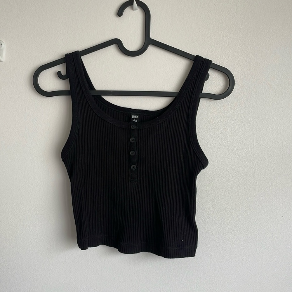 Black ribbed Uniqlo tank top